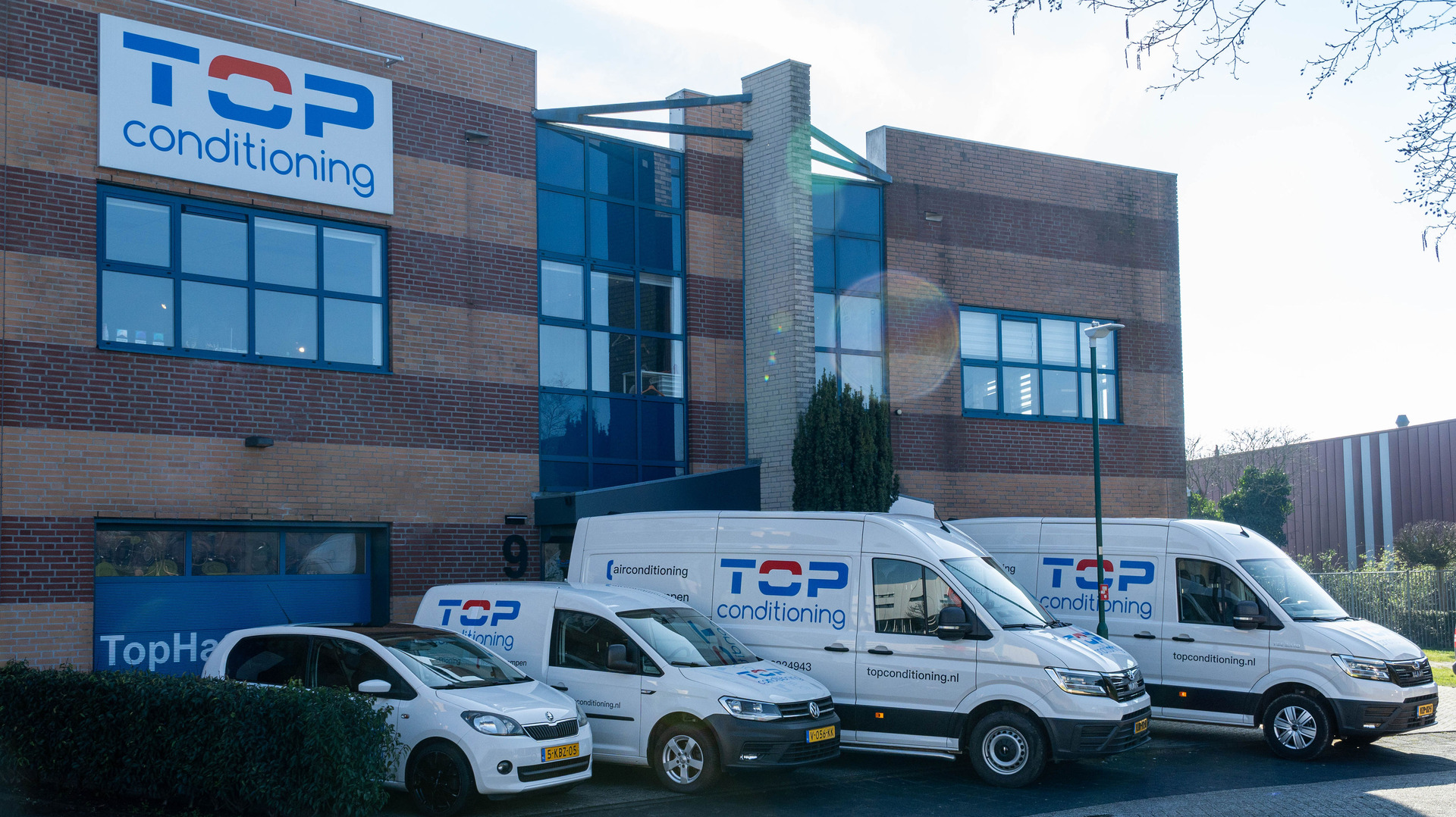 Installatie van een airco binnenunit bij een woning in Houten
