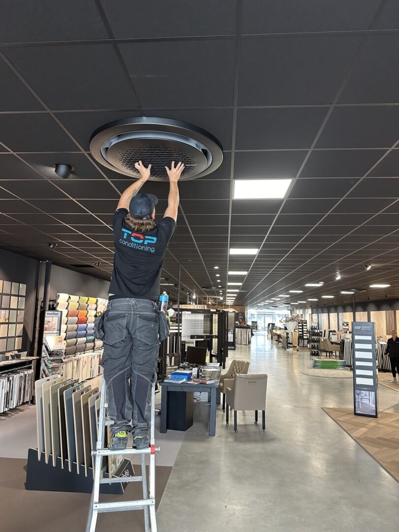 Technicus inspecteert warmtepompsysteem tijdens installatie