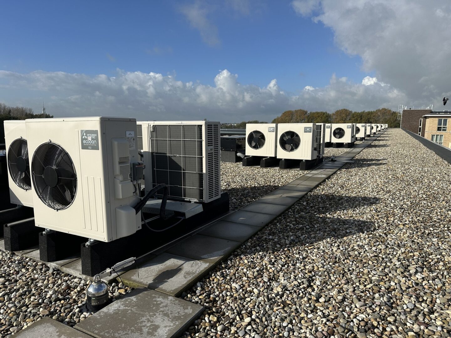 Monteur van Top Conditioning voert onderhoud uit aan een airco